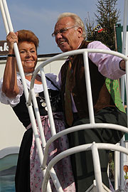 Dr Gabriele Weißhäupl und Wiesnwirt Günter Steinberg in der Schiffschaukel beim Wiesnrundgang der Wirte (©Foto. MartiN Schmitz)